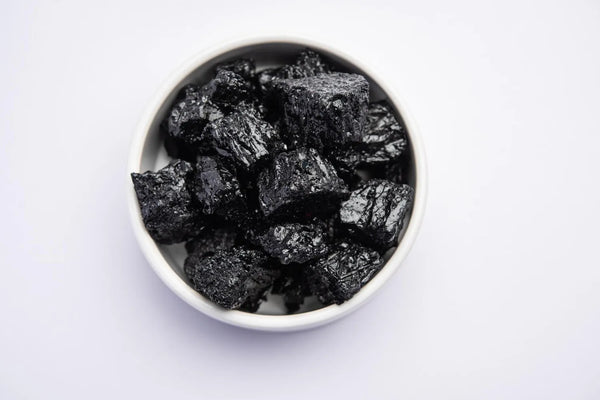 De werking van Shilajit volgens traditie en onderzoek